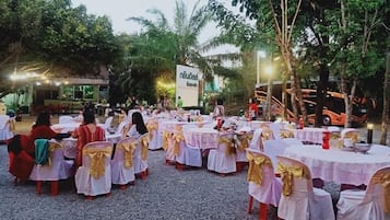 Khu ẩm thực ngoài trời
