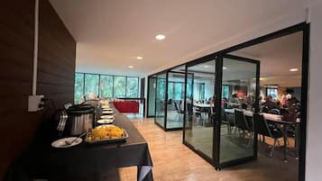 Desayuno buffet (THB 100 por persona)