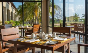 Petit déjeuner, déjeuner et dîner servis sur place