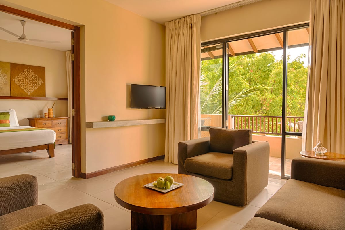 Suite luxueuse, 1 lit double, vue sur lâocĂ©an, au bord de lâocĂ©an | 1 chambre, ameublement unique, bureau