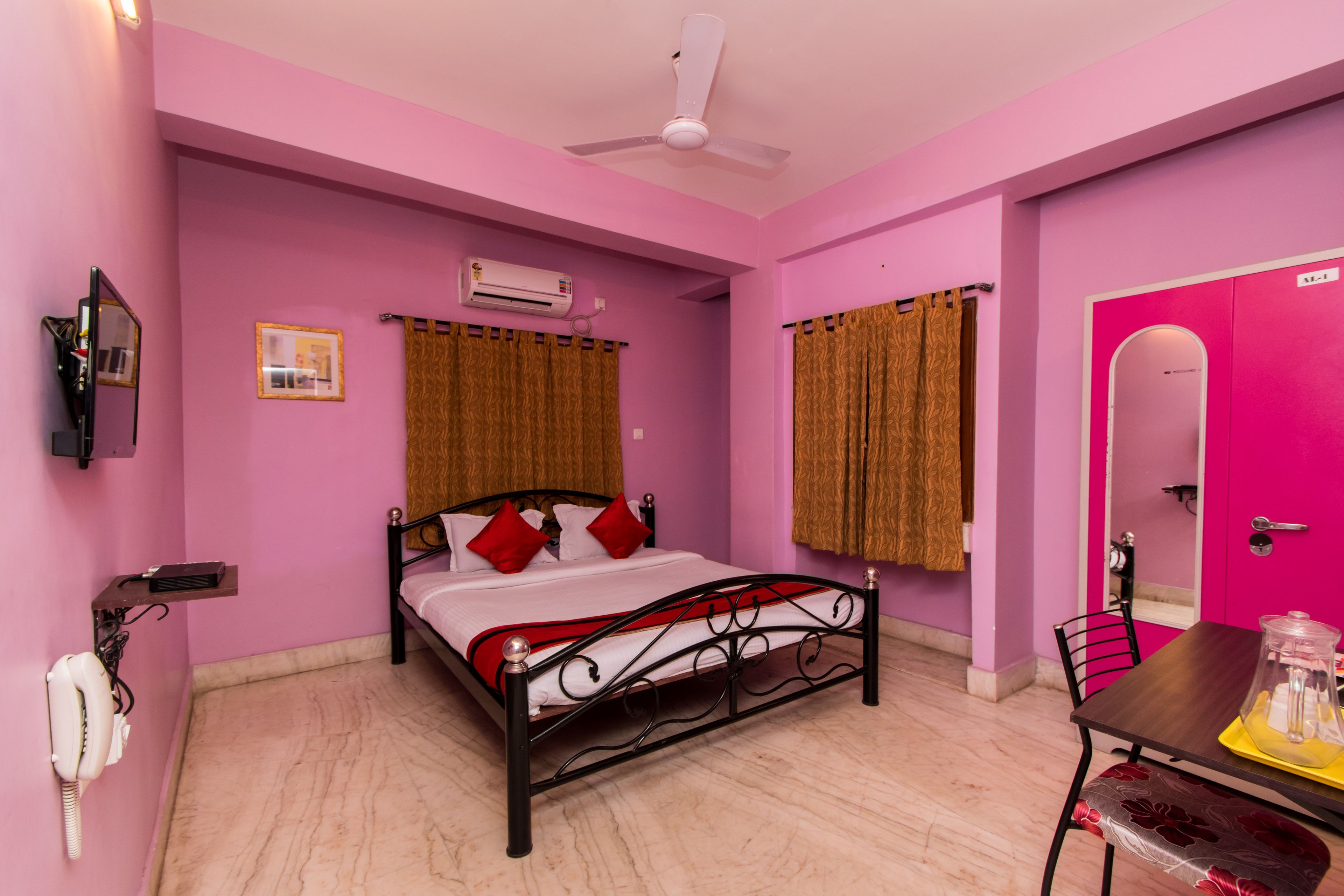 スタンダード ダブルまたはツインルーム ダブルベッド 1 台 専用バスルーム | セーフティボックス (室内)、デスク、WiFi (無料)