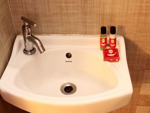 Đồ dùng nhà tắm miễn phí, khăn tắm 