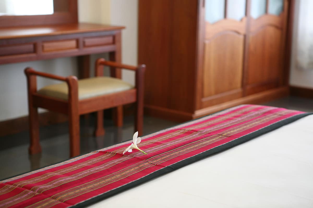 Standard Double or Twin Room | Desk