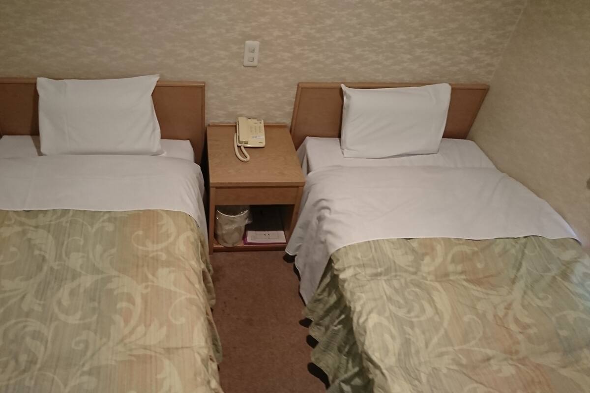 Meja, seterika/papan seterika, Wi-fi percuma, cadar katil 