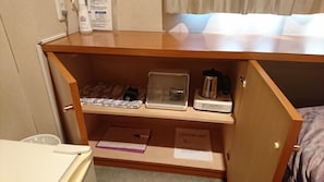 Escritorio, tabla de planchar con plancha, wifi gratis y ropa de cama