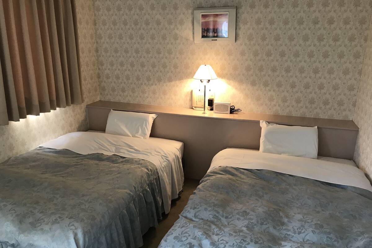 Deluxe Twin Room, Non Smoking | Meja, seterika/papan seterika, Wi-fi percuma, cadar katil 