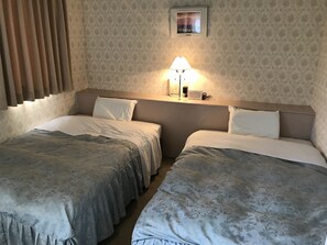 Deluxe Twin kamer, niet-roken | Een bureau, een strijkplank/strijkijzer, gratis wifi, beddengoed
