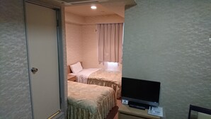 A hotel room with two beds, a television, and a small table. - Hotel Muroran Hills (Muroran)