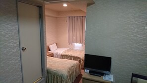 Escritorio, tabla de planchar con plancha, wifi gratis y ropa de cama