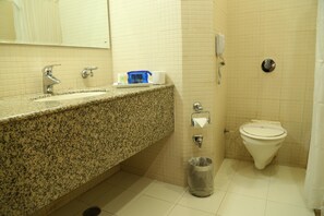 Camera Standard con letto matrimoniale o 2 letti singoli, 1 letto matrimoniale, bagno privato | Bagno | Set di cortesia gratuito, asciugamani