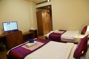 Camera Standard con letto matrimoniale o 2 letti singoli, 1 letto matrimoniale, bagno privato | Una scrivania, Wi-Fi gratuito