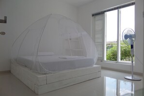Departamento de lujo, 1 cama King size, vista al jardín, en el área del jardín | 1 habitación, ropa de cama de alta calidad y camas con pillow-top 
