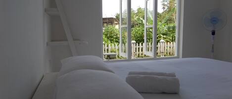 Luksus-lejlighed - 1 kingsize-seng - udsigt til have - have-område | 1 soveværelse, premium-sengetøj, senge med topmadrasser, minibar