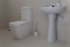 Combined shower/bathtub, bidet, towels - White Villa Ambalangoda (Ambalangoda)