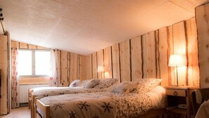A cozy bedroom with two wooden beds, a nightstand, and a lamp. - Les Agneaux (Villar-d'Arene)