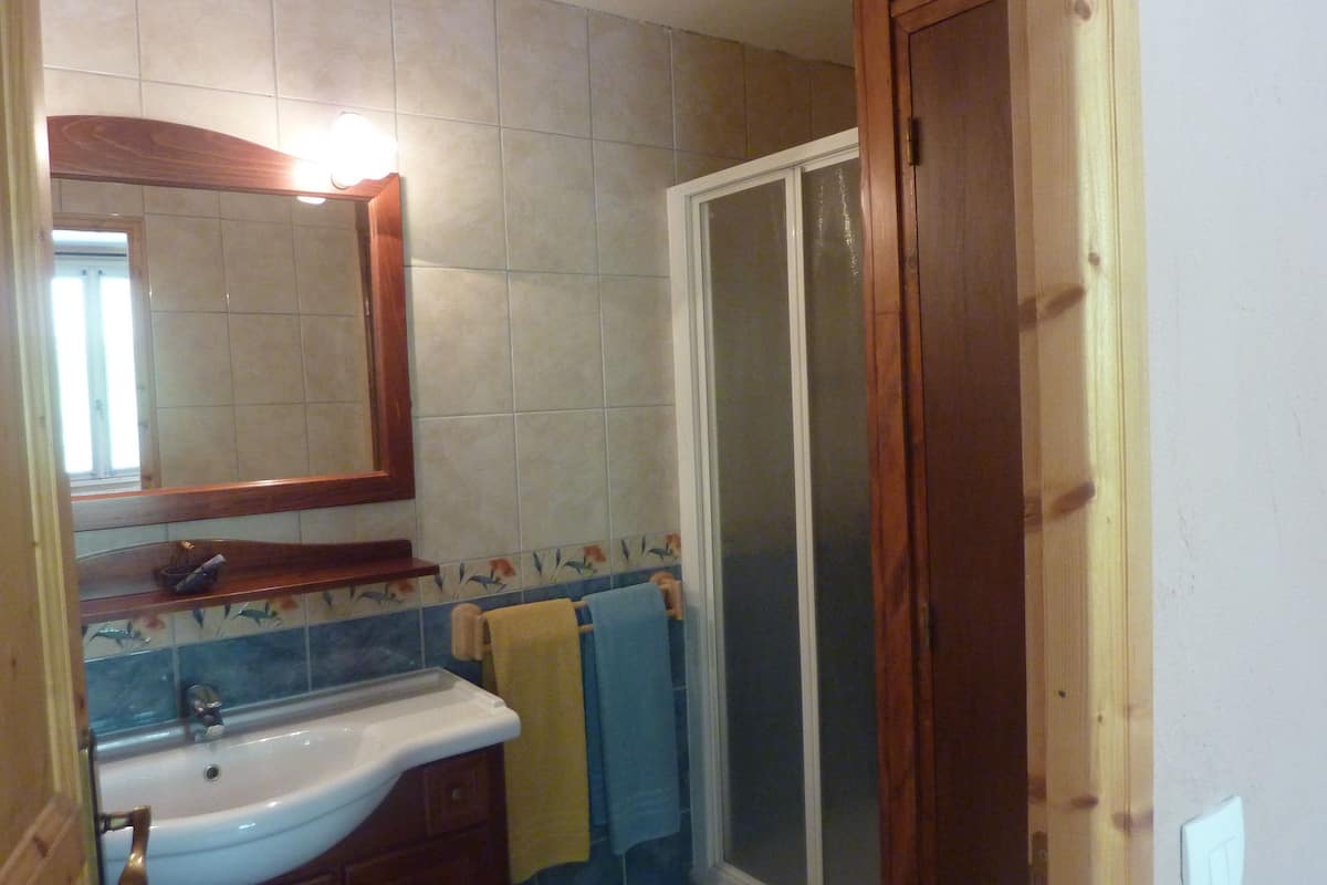 free toiletries, towels