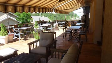 Lunch and dinner served, Regional cuisine