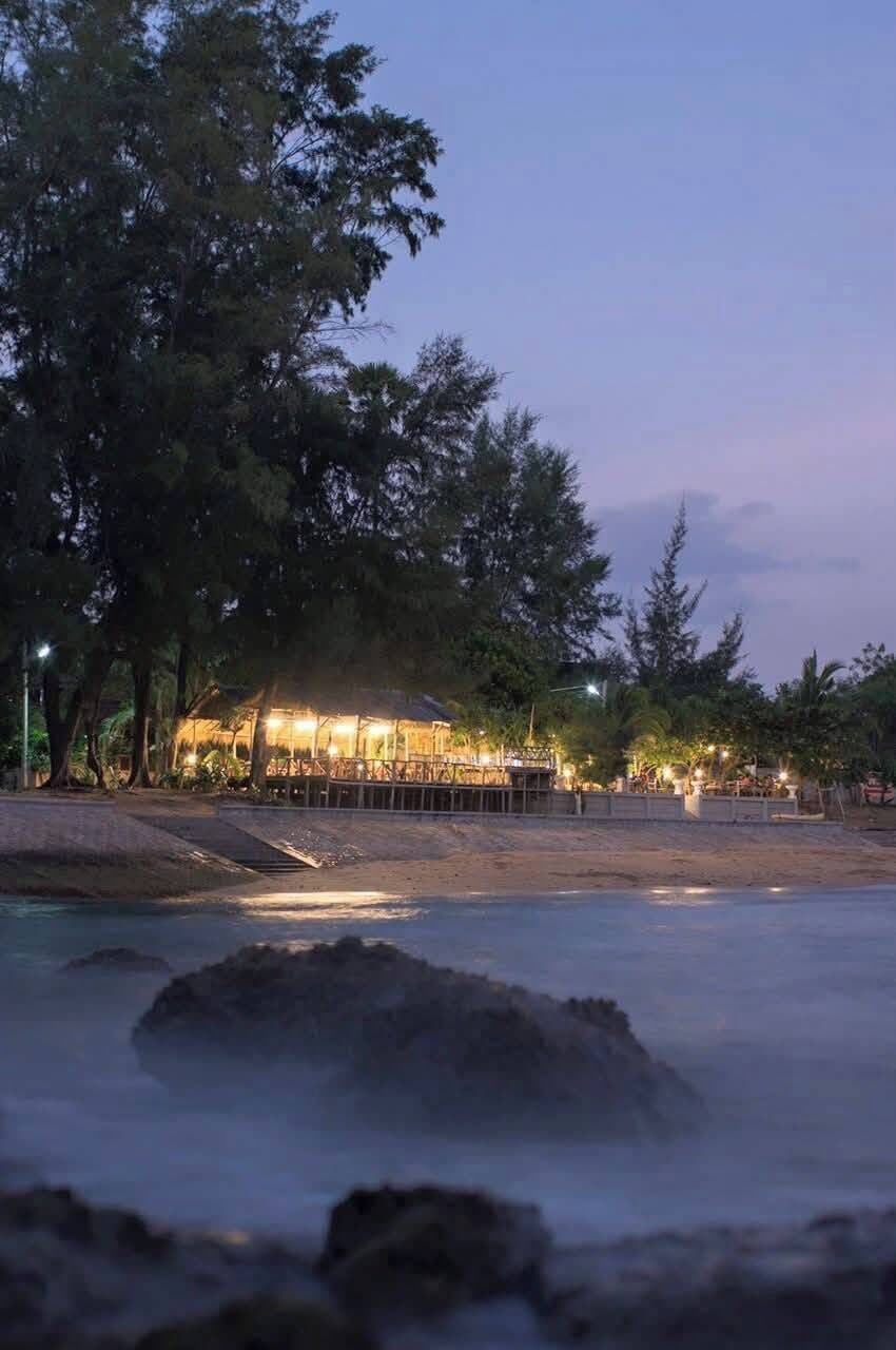 Propiedad frente a la playa con zona de comedor y vista al océano.