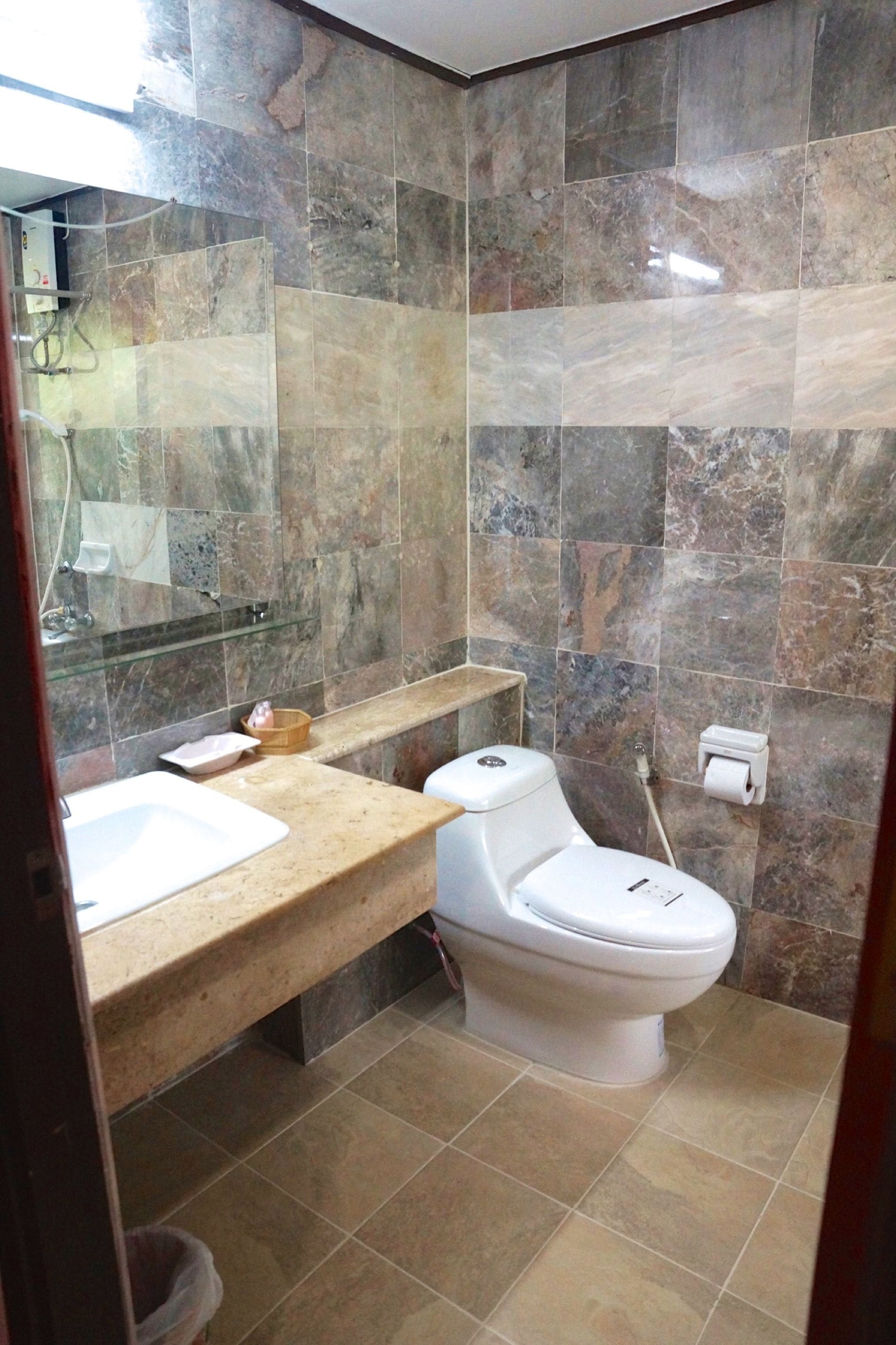 Douche, articles de toilette gratuits, serviettes fournies, shampoing