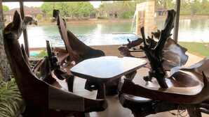 A dining area with a view of a body of water and trees. - Rayong Rental Pool Villas (Klaeng)