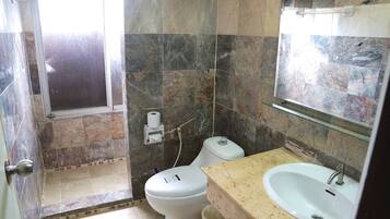 Shower, free toiletries, towels, shampoo