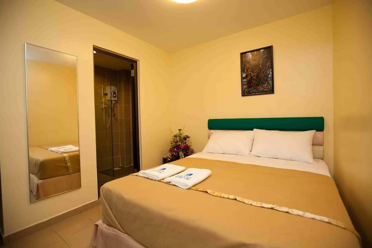 Kamar Standar | Setrika/meja setrika dan tempat tidur bayi gratis