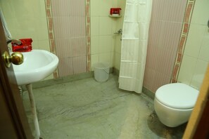 Standard Double or Twin Room, 1 Bedroom, Private Bathroom | Bathroom