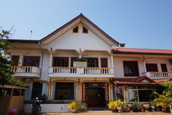 A two-story building with a sign for 'Binh Duong Hotel'. - Phaythavone Hotel (Pakse)