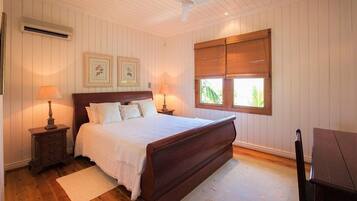 Luksusvilla, 3 soverom, havutsikt, ved havkanten | Safe på rommet, individuelt dekorert, individuelt innredet og skrivebord