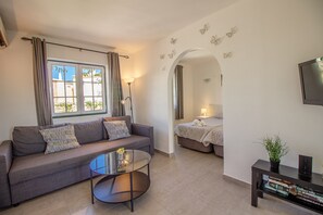 Studio | Living area | TV - Old Village & Prestige (Loulé)