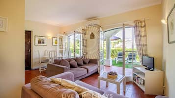 Apartamento | Zona de estar | Una televisión