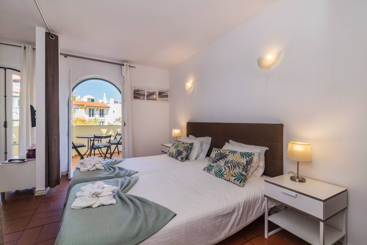 3 bedrooms, in-room safe, iron/ironing board, free WiFi