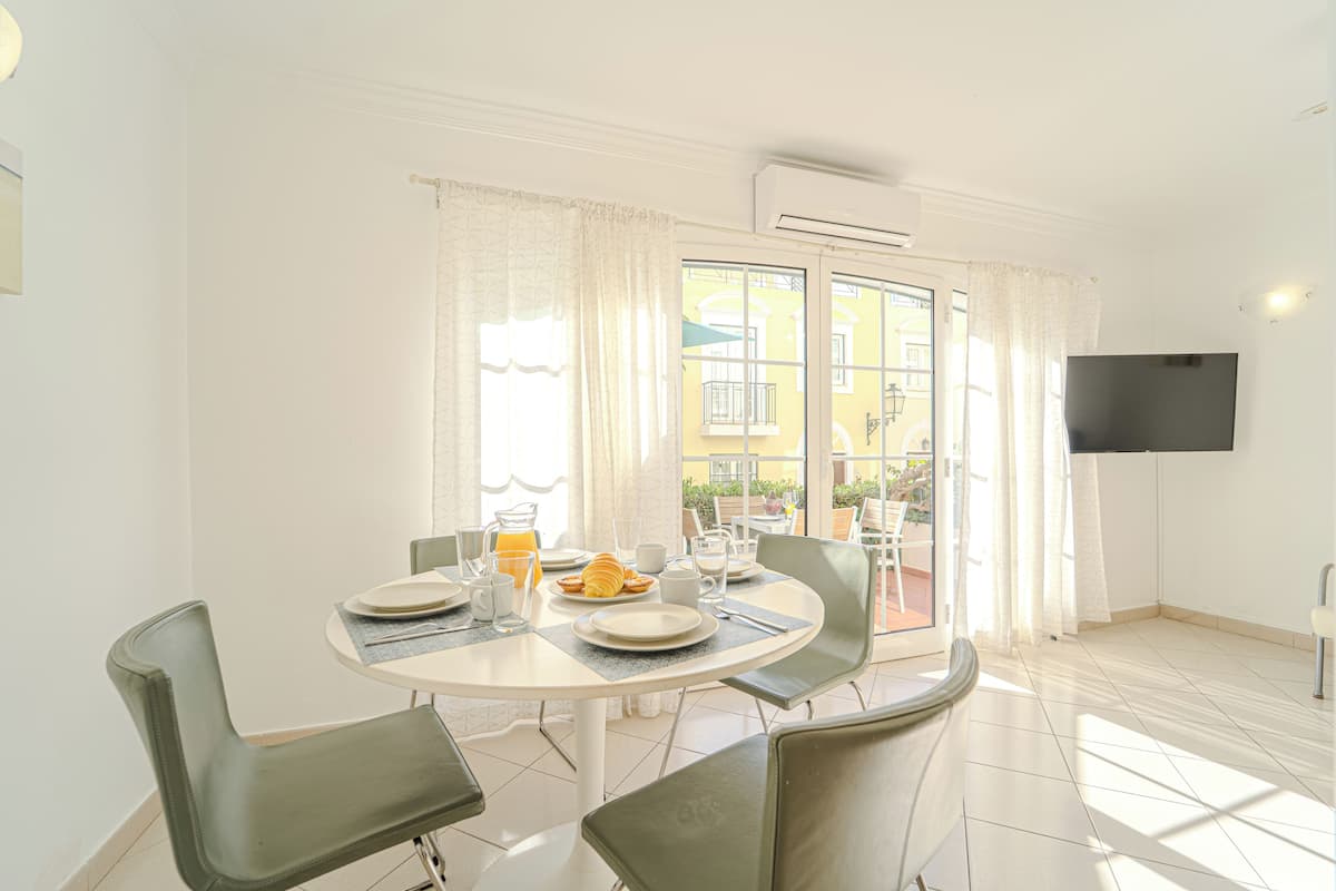 Basic Apartment | Living area | TV