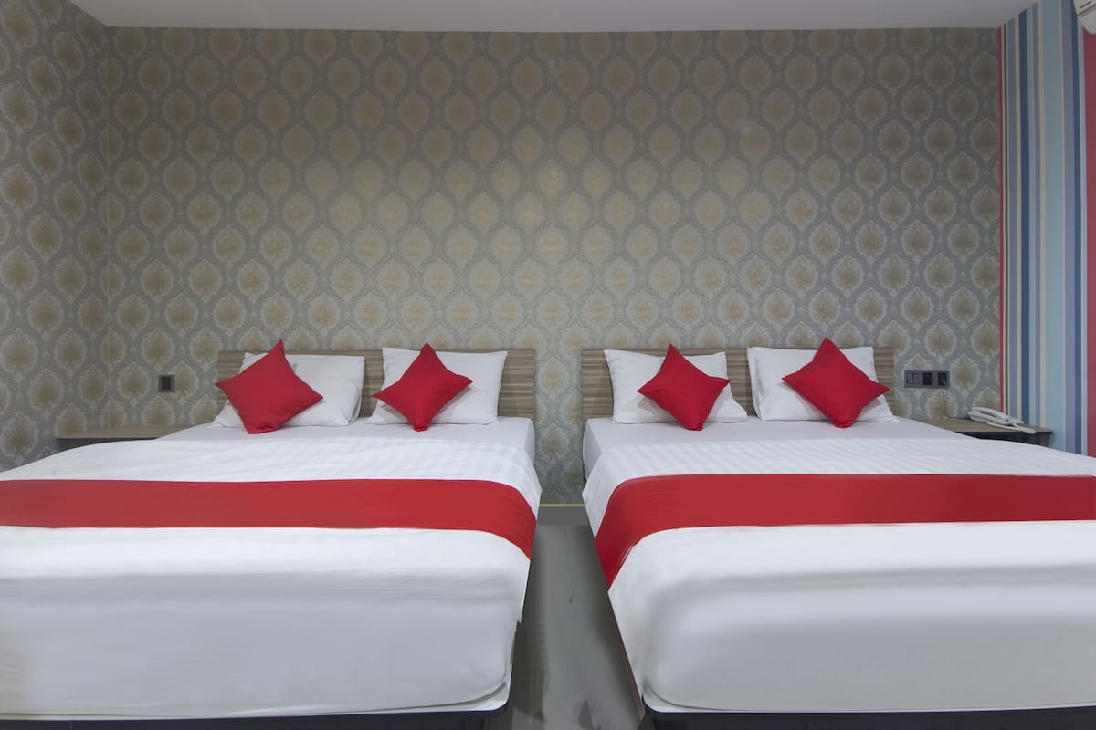 Escritorio, wifi gratis y ropa de cama
