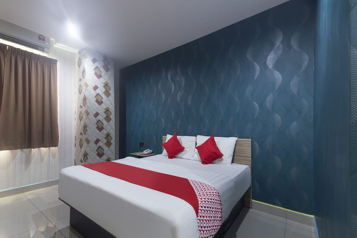 Escritorio, wifi gratis y ropa de cama