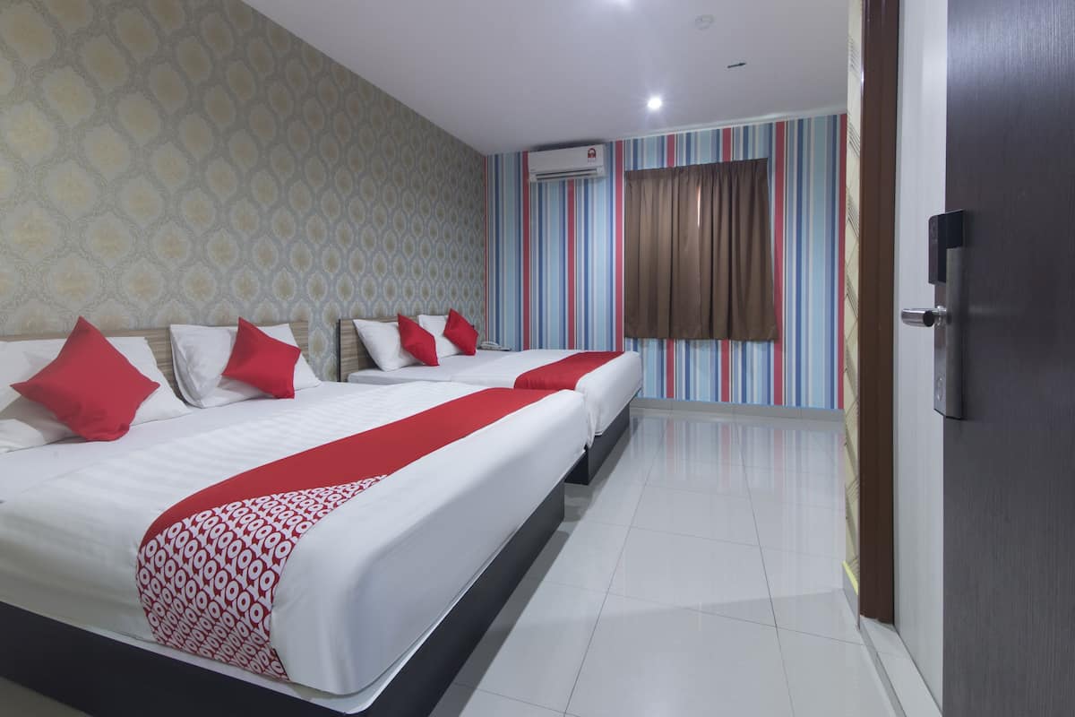 Quarto de hotel com duas camas, roupa de cama vermelha e branca, cortinas listradas e chão de azulejos.