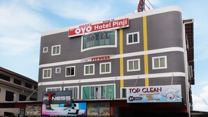 A multi-story building with a sign for OYO Hotel Pinji. - Super OYO Capital O 804 Hotel Pinji (Ipoh)