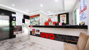 A hotel reception area with a reception desk, a sign for Hotel Pinji, and a sign offering a 10% discount for gym and sauna access. - Super OYO Capital O 804 Hotel Pinji (Ipoh)