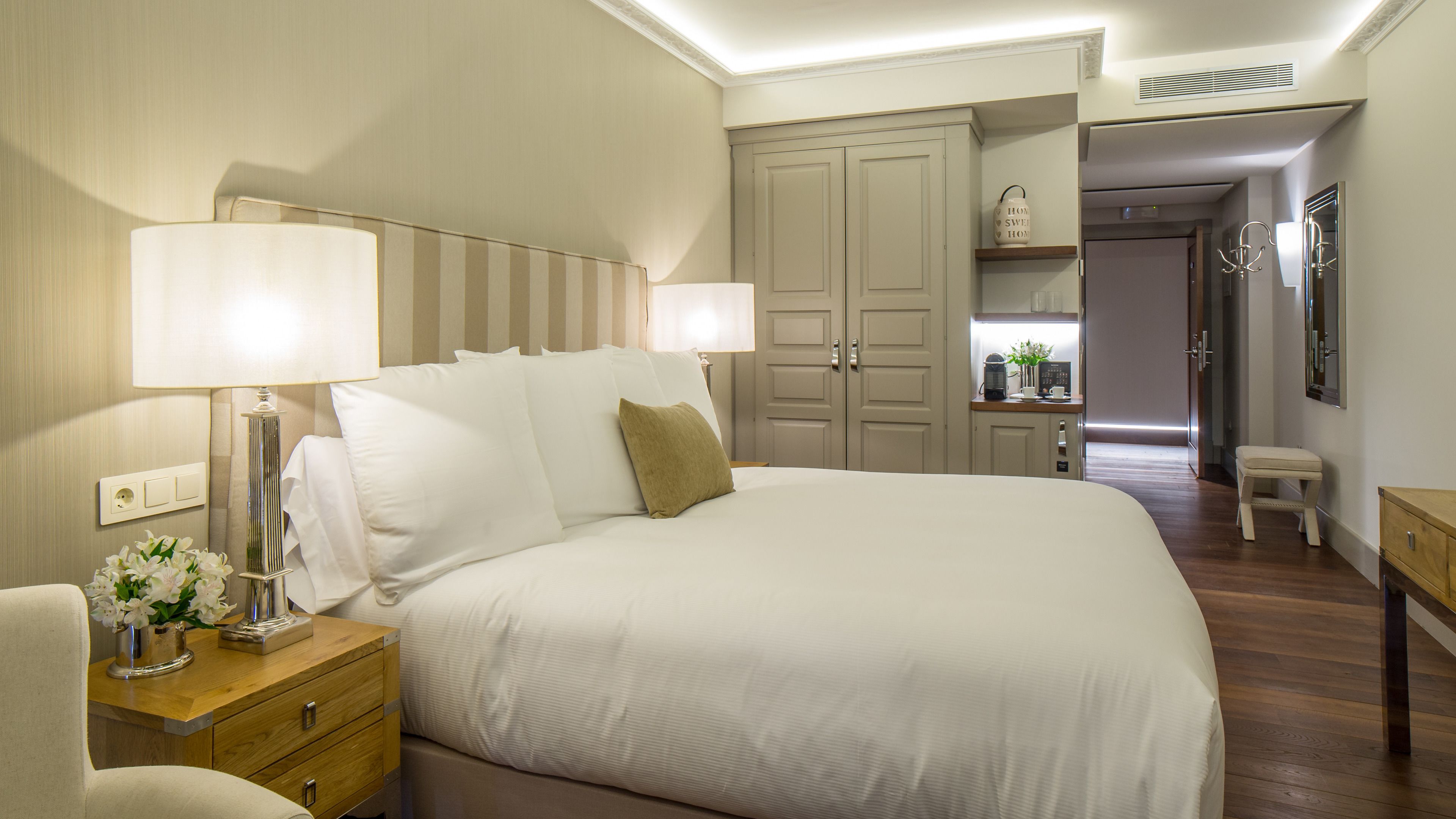 premium bedding, minibar, in-room safe, desk