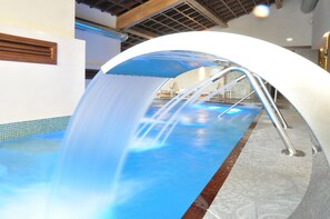 Couples treatment room(s), sauna, hot tub, steam room