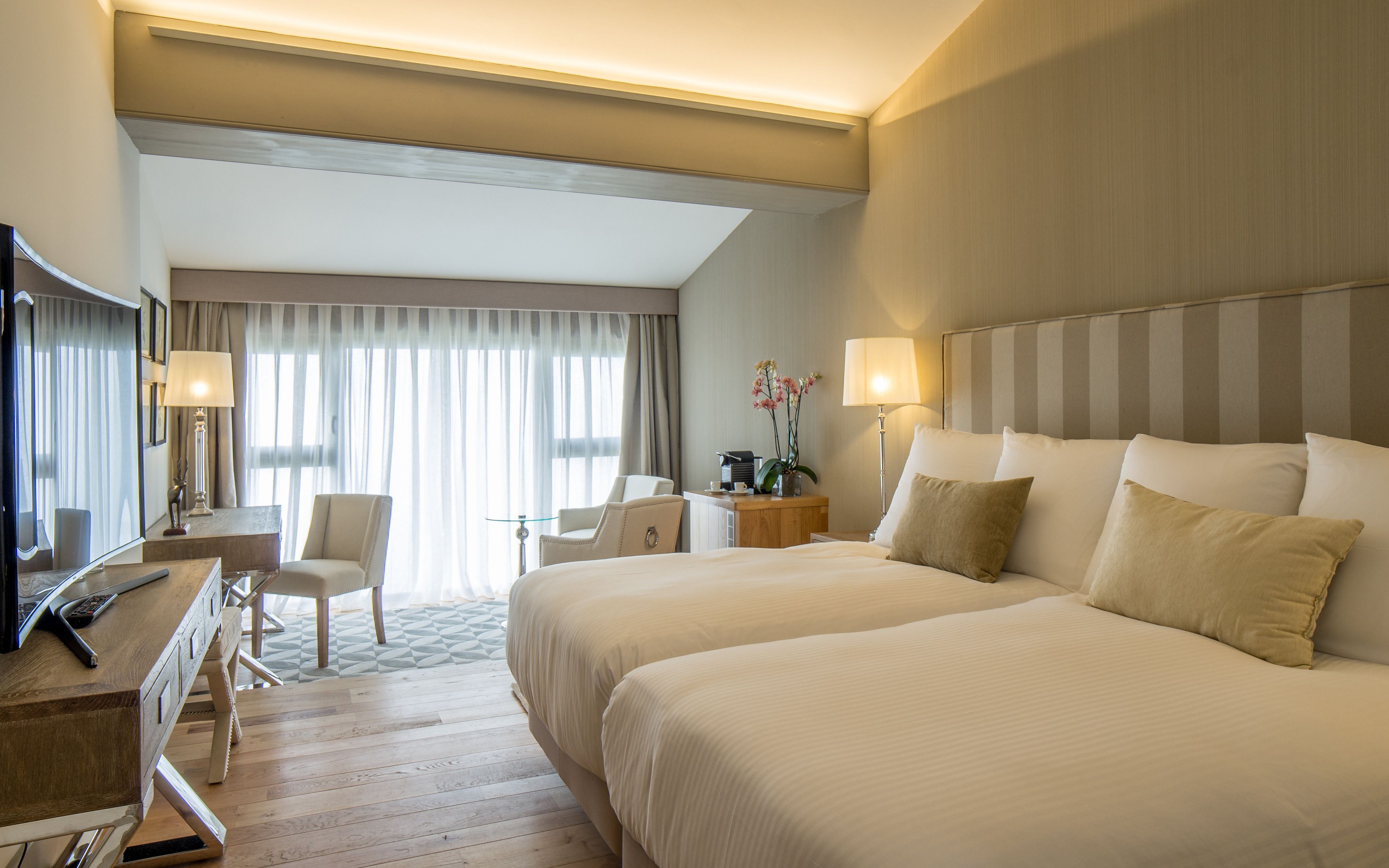 Luxe beddengoed, een minibar, een kluis op de kamer, een bureau