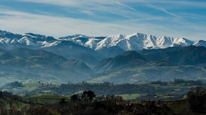 A mountainous landscape with snow-capped peaks and green valleys. - Puebloastur Eco-Resort Wellness & Spa (Parres)