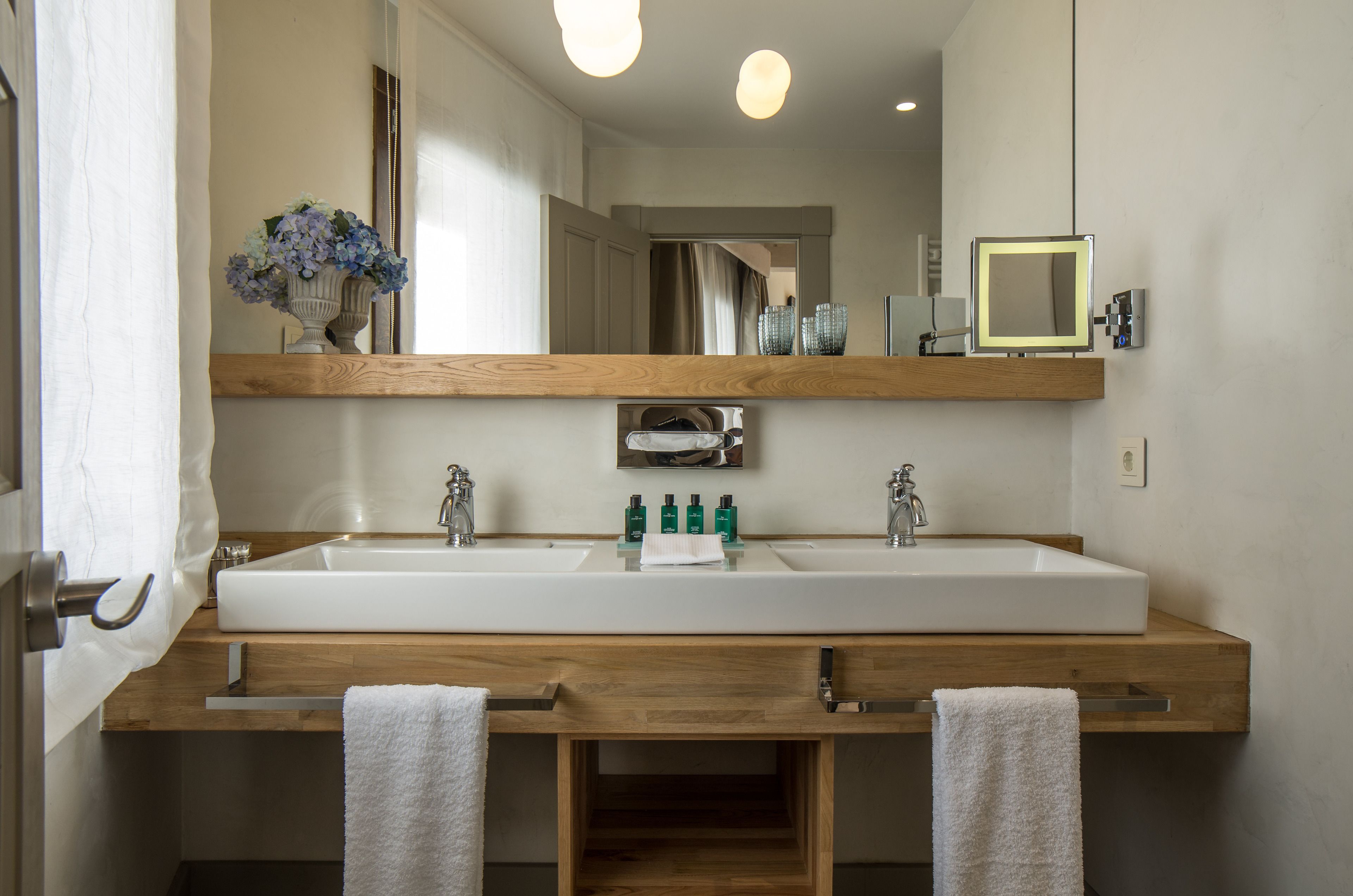 panoramica deluxe | bathroom | free toiletries, hair dryer, bathrobes, slippers