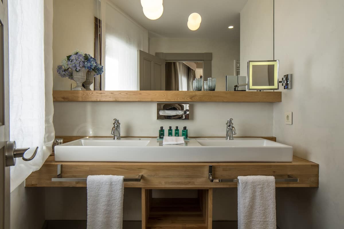 panoramica deluxe | bathroom | free toiletries, hair dryer, bathrobes, slippers