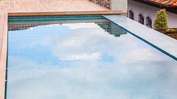 حمّام سباحة خارجي، مظلات على حمّام السباحة، مقاعد للتشمس