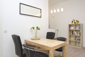 Apartamento urbano, 1 cama Queen e sofá-cama (Berlin 5A) | Opções para refeição no quarto