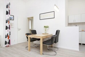 City Apartment, 1 Queen Bed with Sofa bed (Berlin 5A) | In-room dining - Primeflats - Apartments in Rixdorf (Berlin)