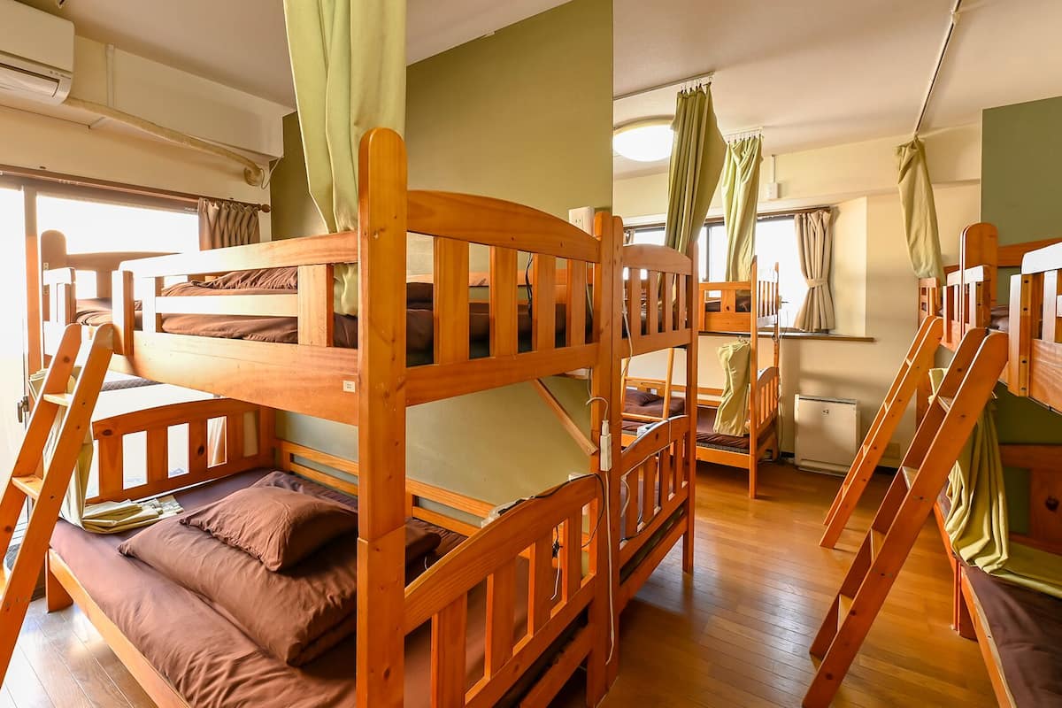 Caja de seguridad en la habitación, wifi gratis y ropa de cama