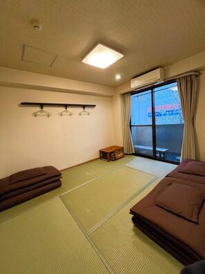 Chambre Tradition avec lits jumeaux (Private Room - Japanese-Style) | Coffres-forts dans les chambres, Wi-Fi gratuit, draps fournis