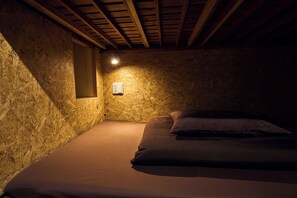 Dortoir Partagé, femmes uniquement | Coffres-forts dans les chambres, Wi-Fi gratuit, draps fournis